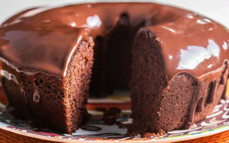 Bolo de chocolate fofinho e molhadinho com calda de chocolate