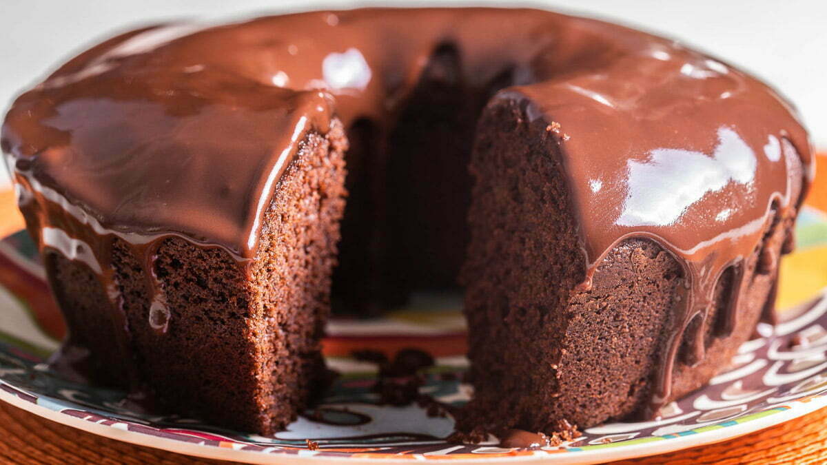 Bolo de chocolate fofinho e molhadinho com calda de chocolate