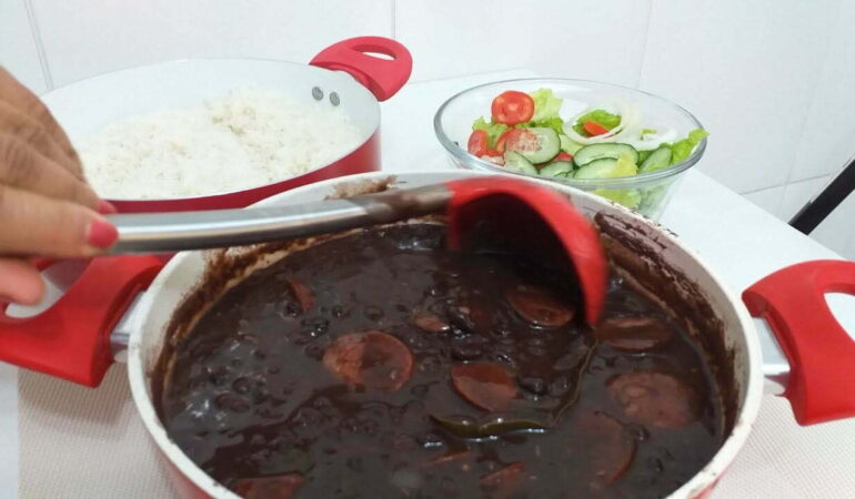 Receita de Feijão Preto simples e fácil de fazer