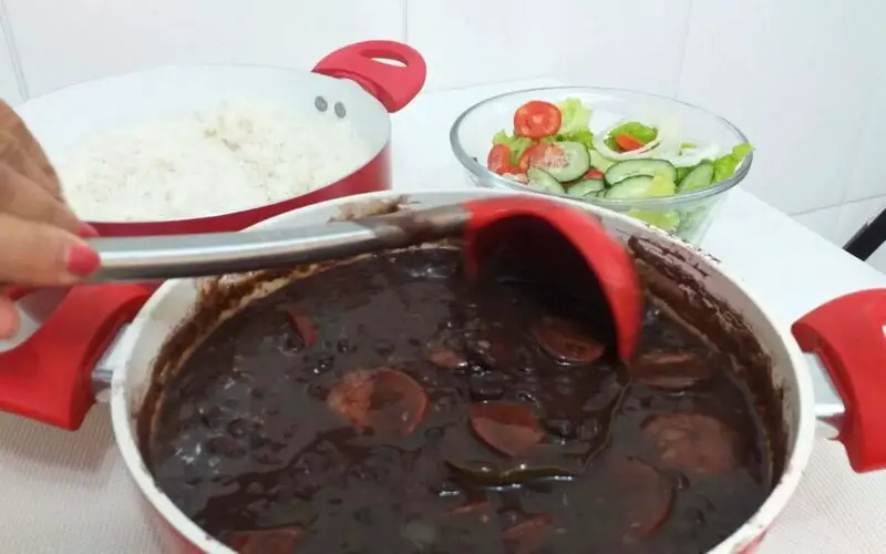 Receita de Feijão Preto simples e fácil de fazer