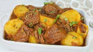 Carne de panela com batatas fácil e rápido para o almoço 4 Receita de Picadinho de Carne com Batatas