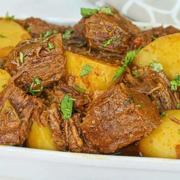 Carne de panela com batatas fácil e rápido para o almoço