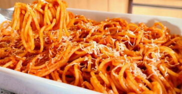 Macarronada simples e fácil com molho de carne moída