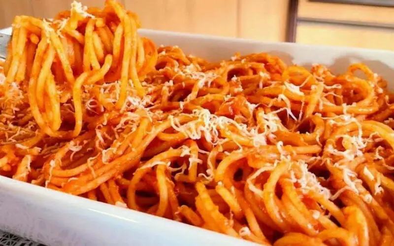 Macarronada simples e fácil com molho de carne moída