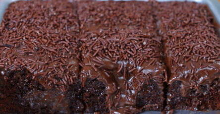 Bolo de Chocolate com Cobertura