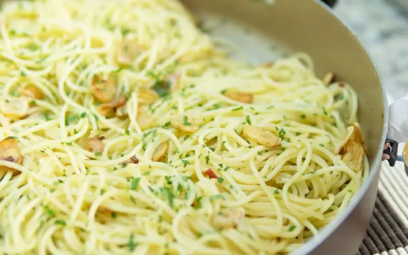 Receita de macarrão espaguete alho e óleo