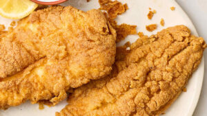 Peixe frito para o almoço