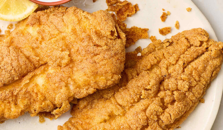 Peixe frito para o almoço