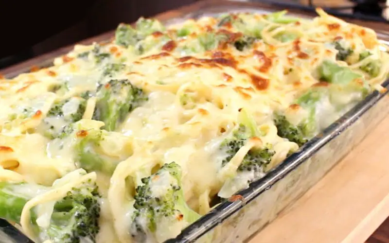 Macarrão com Brócolis e Molho Branco