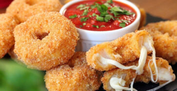 Anéis de Cebola empanados e recheados com queijo