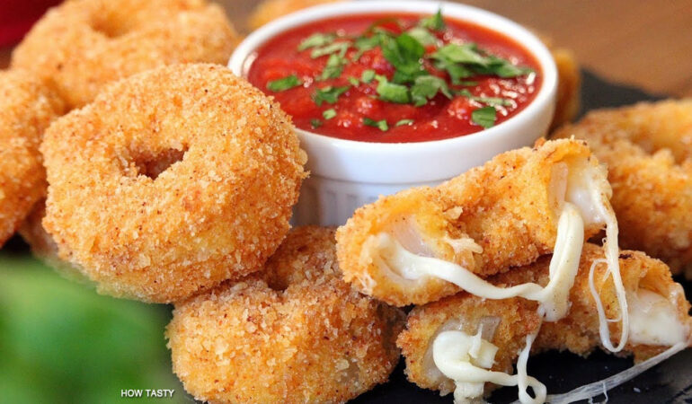 Anéis de Cebola empanados e recheados com queijo