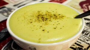 Caldo quente de batata com alho poró