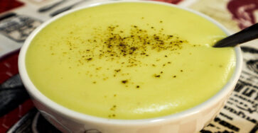 Caldo quente de batata com alho poró