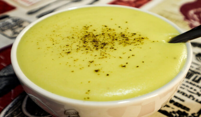 Caldo quente de batata com alho poró