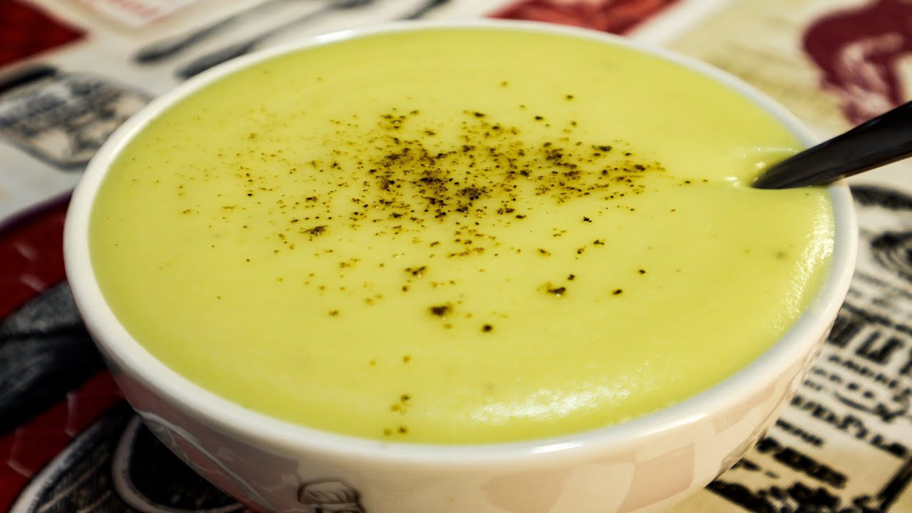 Caldo quente de batata com alho poró