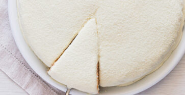 Bolo de leite ninho com calda quente