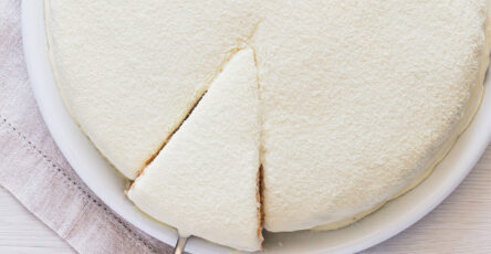 Bolo de leite ninho com calda quente