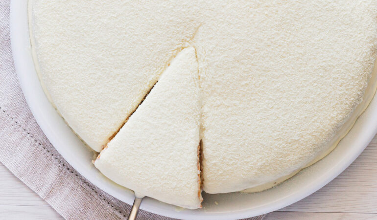 Bolo de leite ninho com calda quente