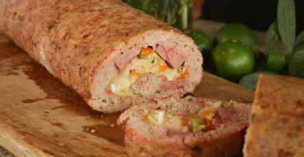 Rocambole de carne moída recheado