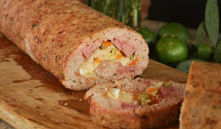 Rocambole de carne moída recheado