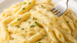 Macarrão com molho quatro queijos