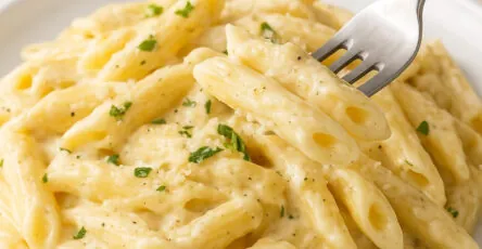 Macarrão com molho quatro queijos