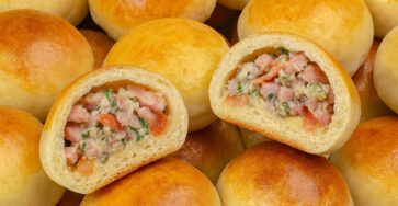 Pão de batata recheado com calabresa e queijo