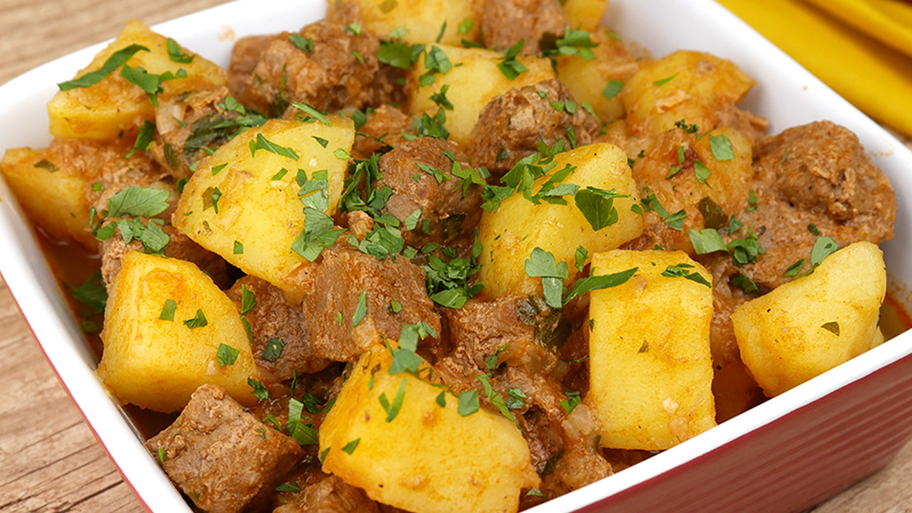 Picadinho de Carne com Batata Fácil (Melhor Receita) 1 Picadinho de carne com batatas