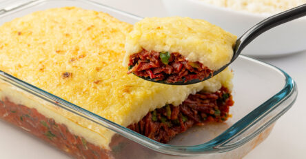 Escondidinho de carne seca com mandioca