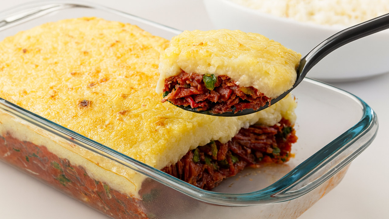Escondidinho de carne seca com mandioca