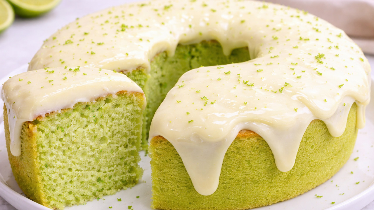 Bolo verde de limão com gelatina e iogurte