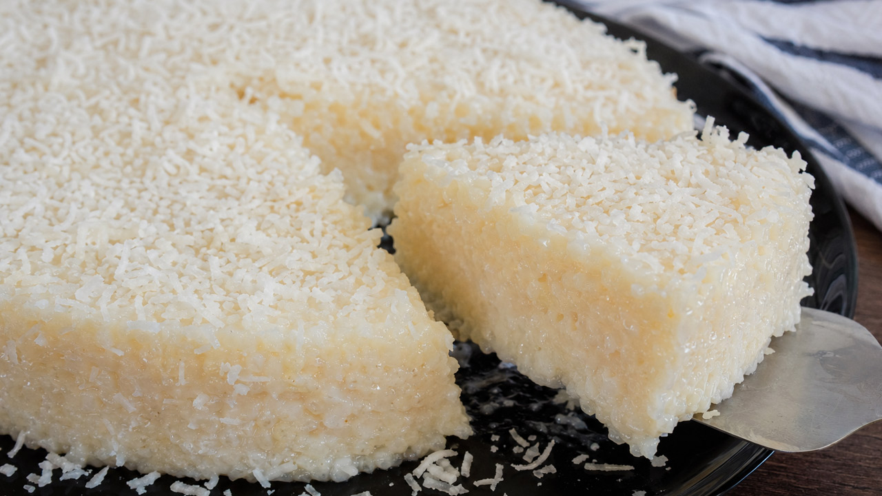 Bolo de Tapioca Gelado com Coco Ralado Molhadinho 1 Bolo gelado de tapioca com coco
